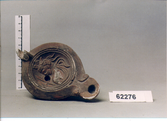 LUCERNA A SEMIVOLUTE, DRESSEL, TIPO 15 (SECC. I/ II D.C)