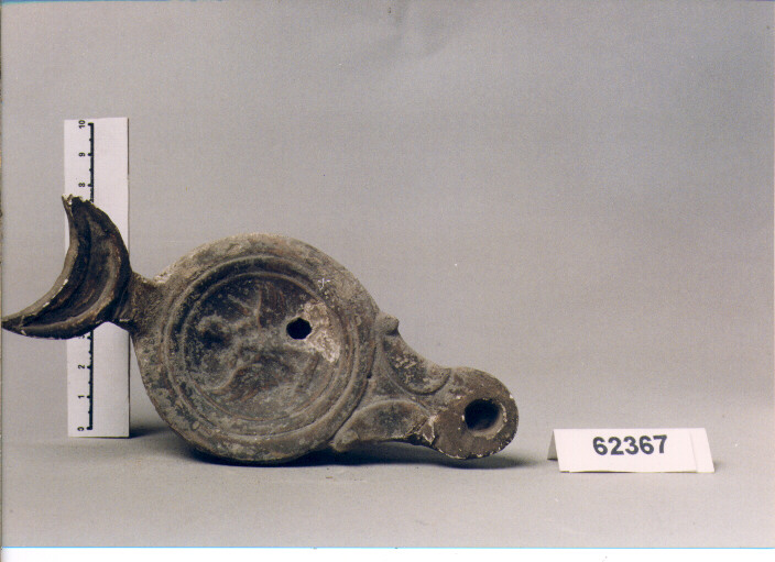 LUCERNA A VOLUTE, DRESSEL, TIPO 13 (SECC. I/ II D.C)