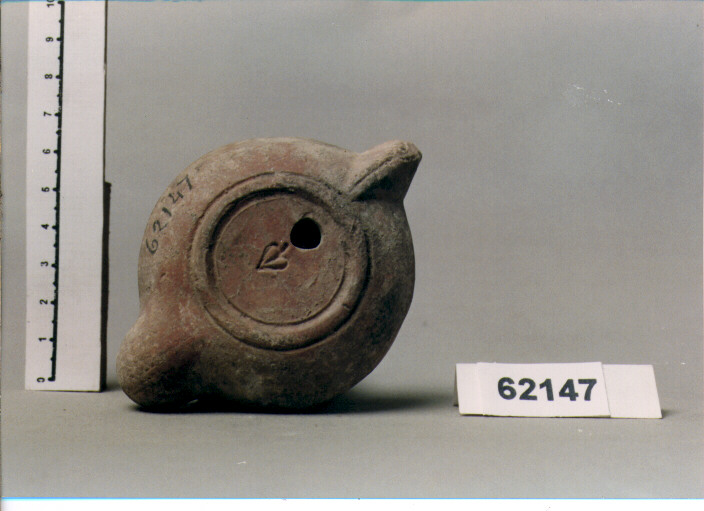 LUCERNA A BECCO CUORIFORME, DRESSEL, TIPO 28 (SECC. I/ III D.C)