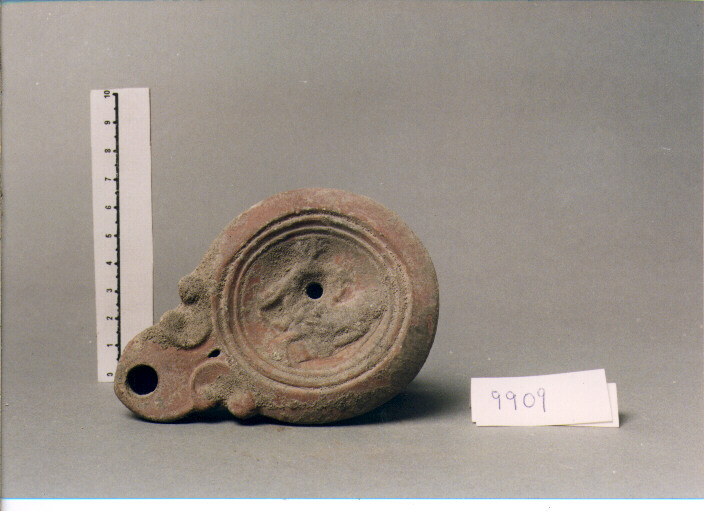 LUCERNA A VOLUTE, DRESSEL-LAMBOGLIA, TIPO 11 B (SECC. I/ II D.C)