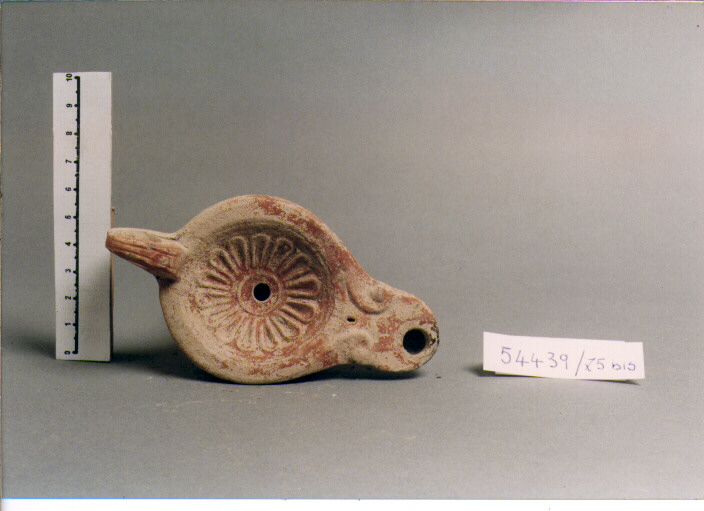 LUCERNA A SEMIVOLUTE, DRESSEL-LAMBOGLIA, TIPO 15 (SECC. I/ II D.C)