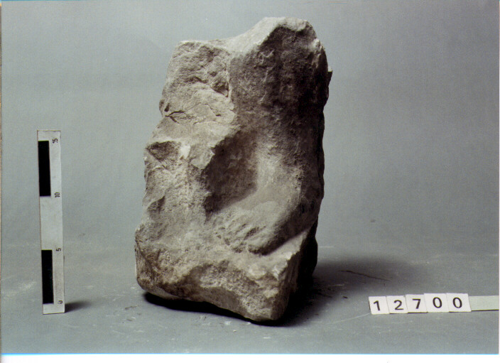 Statua maschile/ frammento (SECC. III A.C. / IV D.C)