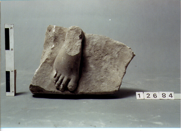 statuetta/ piede (SECC. III A.C. / IV D.C)