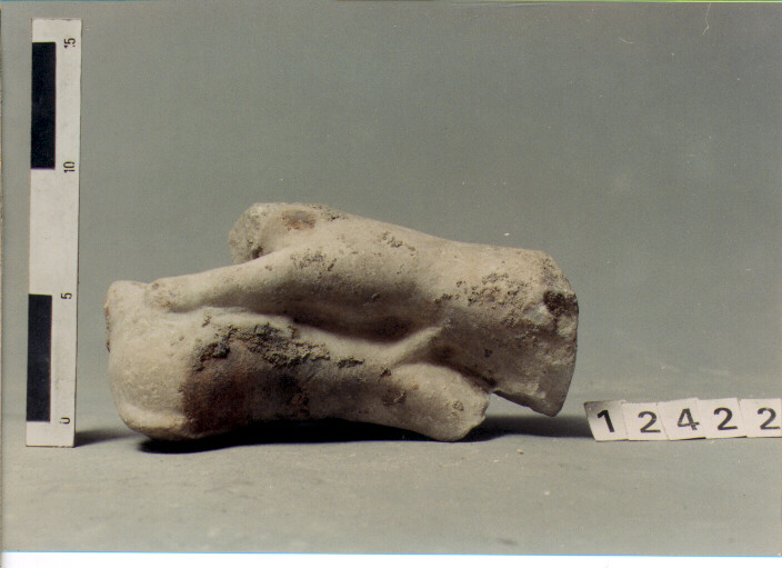 statua femminile/ mano (SECC. III A.C. / IV D.C)