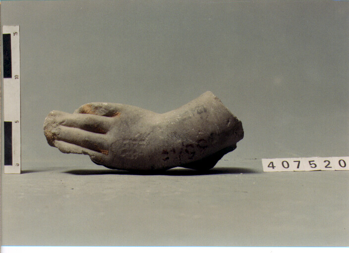 statua femminile/ braccio (SECC. III A.C. / IV D.C)