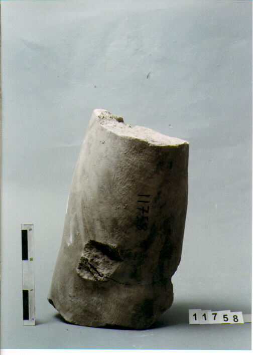 statua maschile/ gamba (SECC. III A.C. / IV D.C)