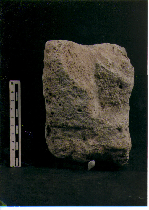 Supporto per stele/ frammento