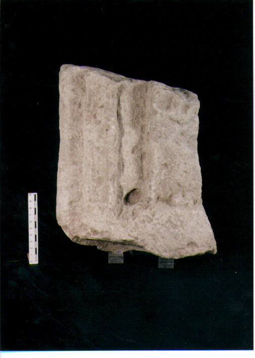 FIGURA UMANA (STELE VOTIVA/ FRAMMENTO) - CIVILTA' PUNICA (secc. V/ IV a.C)