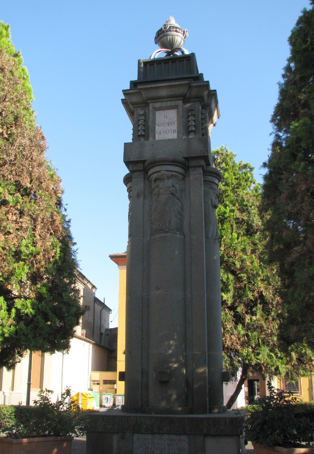 allegoria della Vittoria come donna vestita all'antica, il commiato del soldato dalla sua famiglia, figura di soldato in combattimento, morte del soldato (monumento ai caduti - ad ara) di Vaccaro Giuseppe, Prini Giovanni (sec. XX, sec. XX)