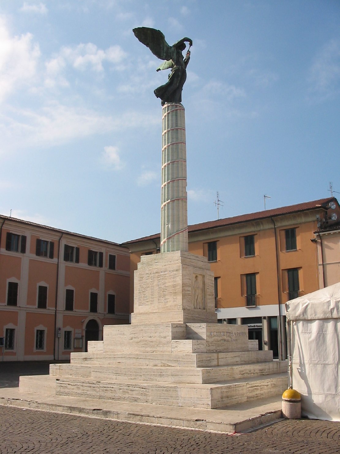 allegoria della Vittoria come donna vestita all'antica, figura di fante (monumento ai caduti - a colonna) di Drei Ercole (sec. XX)