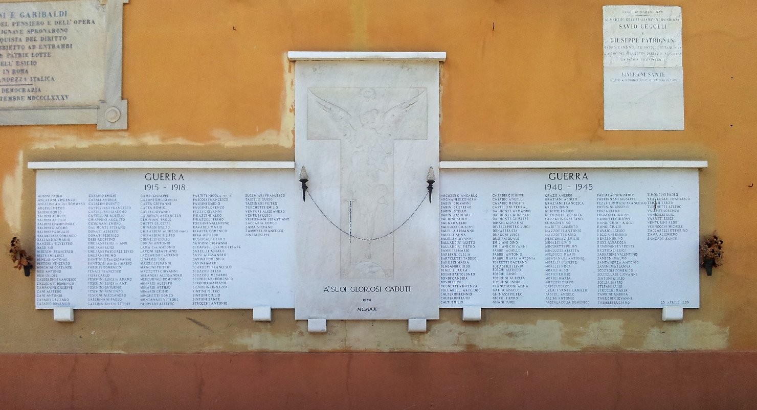 allegoria della Vittoria che incorona un soldato morto (monumento ai caduti - a lapide) - ambito ravennate (sec. XX, sec. XX)