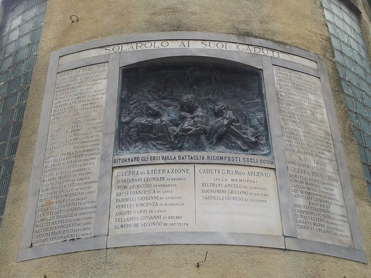 allegoria della morte del soldato (monumento ai caduti - a lapide) di Casalini Giuseppe (sec. XX, sec. XX)