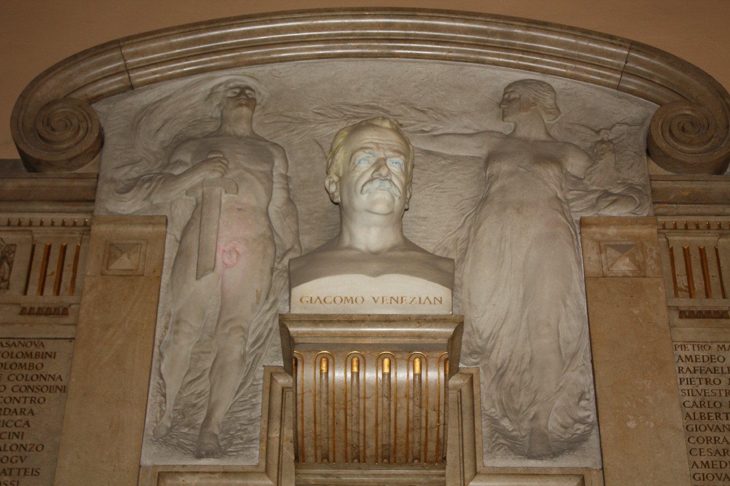 allegoria della Vittoria che premia un soldato, busto di Giacomo Venezian (monumento ai caduti - a lapide) - ambito emiliano (sec. XX)