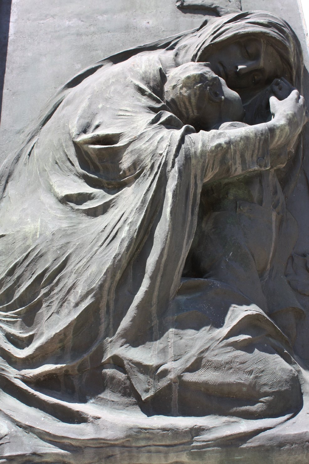 Madre con bambino, Uomo in preghiera (monumento ai caduti - a stele) di Orsoni Arturo (sec. XX)
