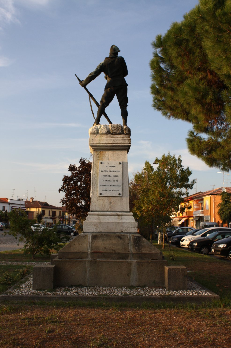 figura di soldato: fante (monumento ai caduti - a cippo) di Milani Virgilio, Sarto Mario (sec. XX)