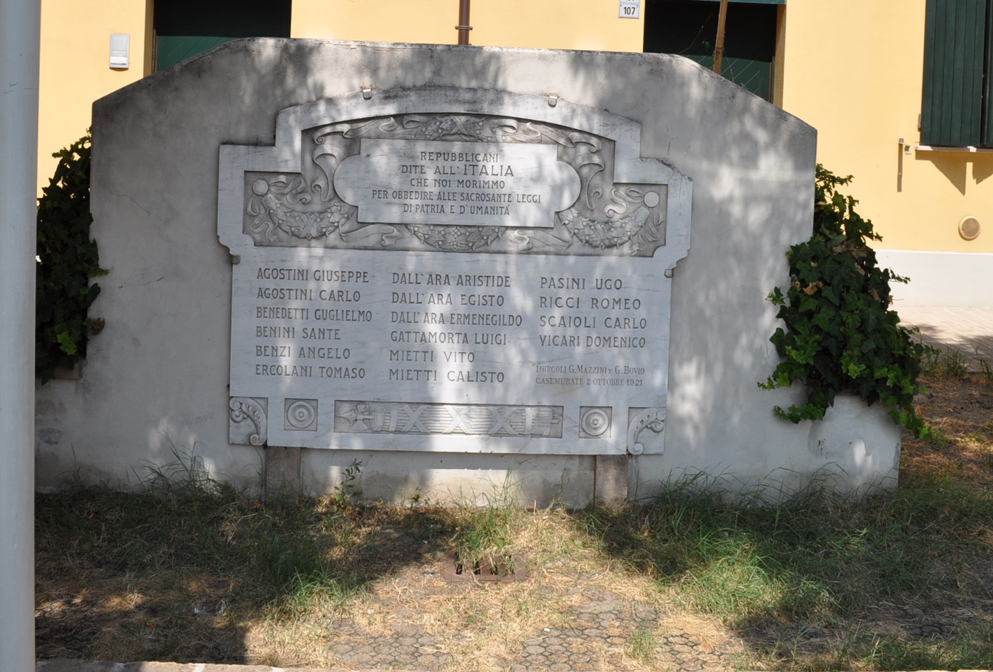 monumento ai caduti - a lapide - manifattura ravennate (sec. XX)