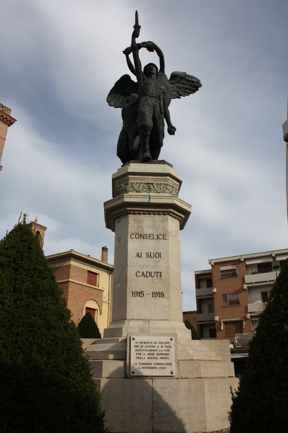 allegoria della Vittoria che premia un soldato, morte del soldato (monumento ai caduti - a cippo) di Casalini Giuseppe (sec. XX)
