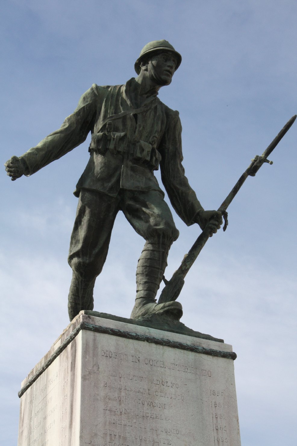 figura di soldato in combattimento, allegoria della Vittoria come aquila (monumento ai caduti - a cippo) di Drei Ercole (sec. XX)
