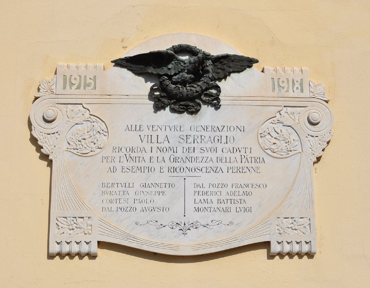 allegoria della Vittoria come aquila (lapide commemorativa ai caduti) - manifattura ravennate (sec. XX)