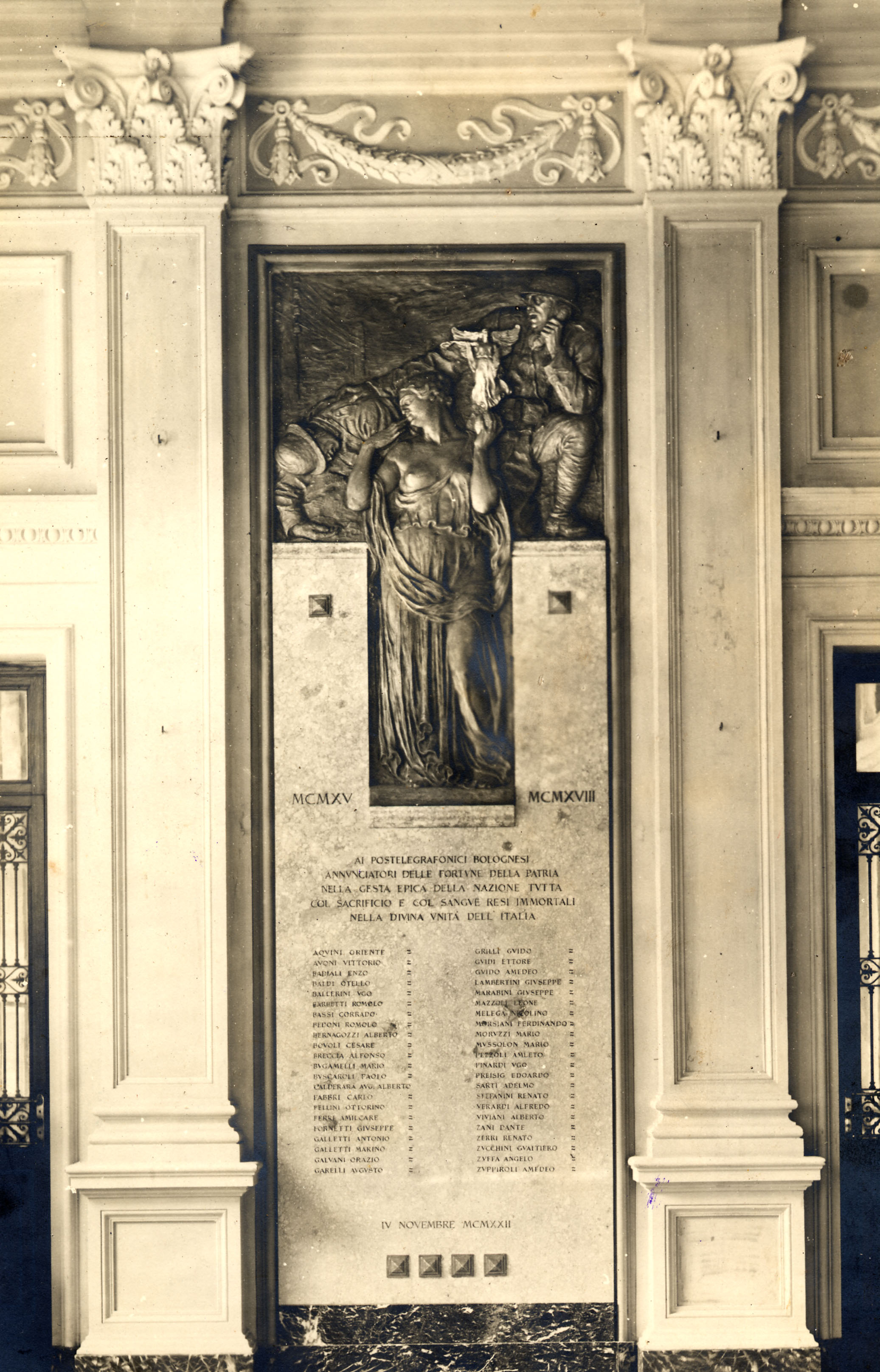 allegoria della Vittoria come donna vestita all'antica (monumento ai caduti - a lapide) di Borghesani Alfonso (sec. XX)