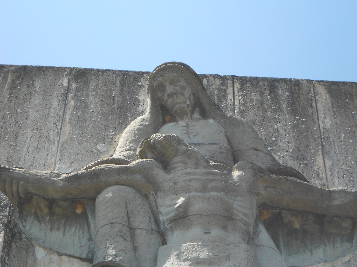Pietà, Vittoria alata, allegoria della morte del soldato, allegoria della Vittoria (monumento ai caduti) di Tomba Cleto (sec. XX)