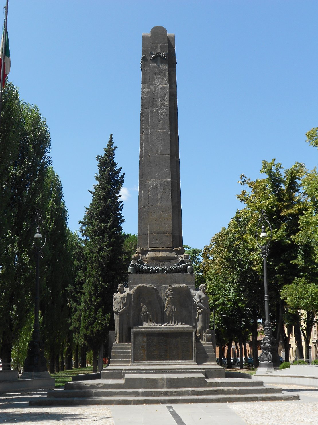 allegoria della Vittoria (monumento ai caduti - ad ara) di Zanelli Angelo, Milani Giovanni Battista (sec. XX)