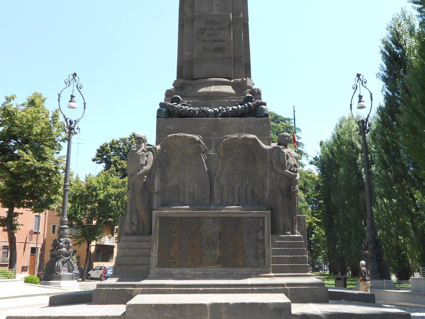 allegoria della Vittoria (monumento ai caduti - ad ara) di Zanelli Angelo, Milani Giovanni Battista (sec. XX)