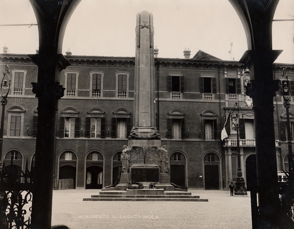 allegoria della Vittoria (monumento ai caduti - ad ara) di Zanelli Angelo, Milani Giovanni Battista (sec. XX)