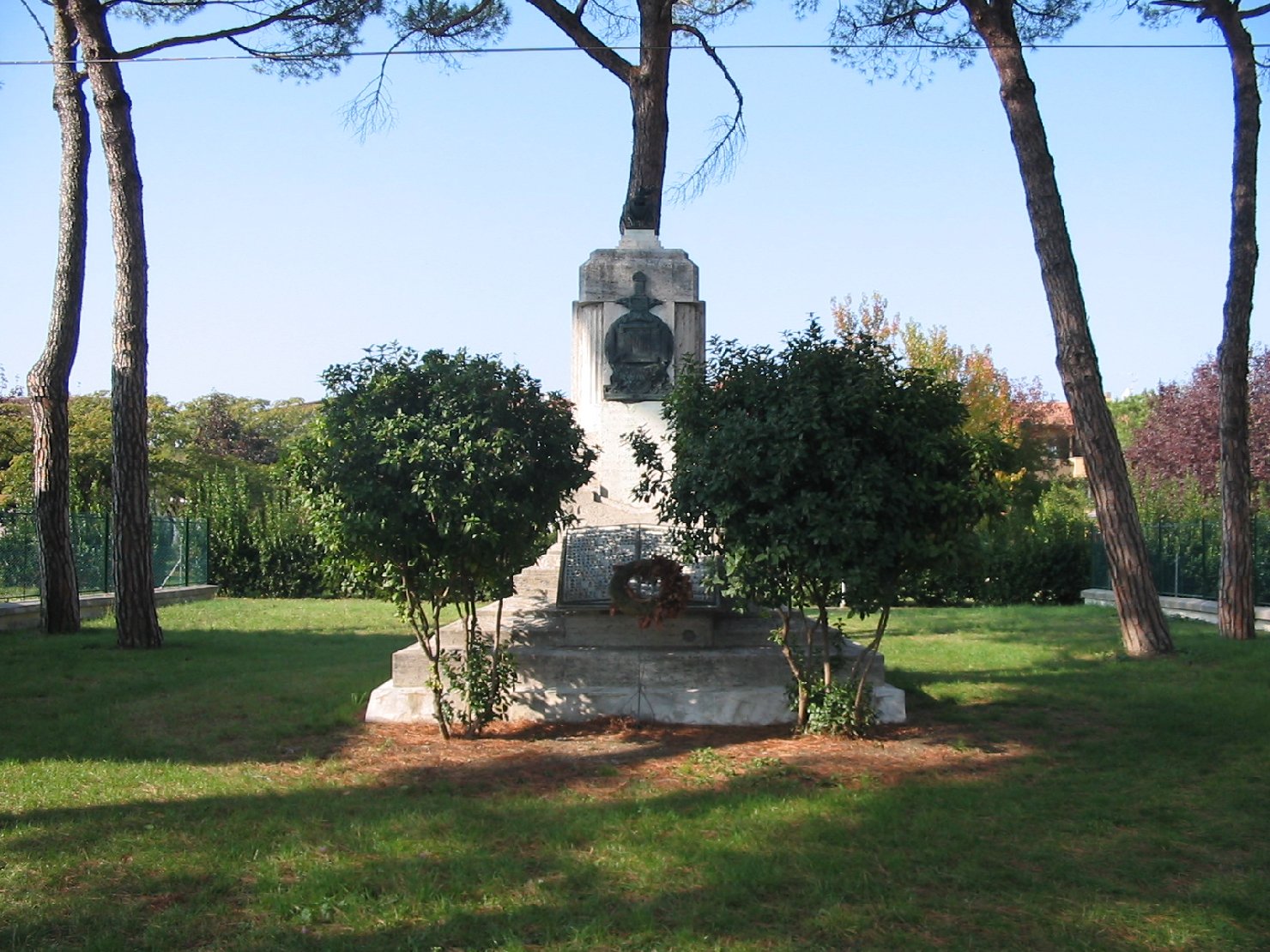 monumento ai caduti - a basamento - ambito romagnolo (sec. XX)