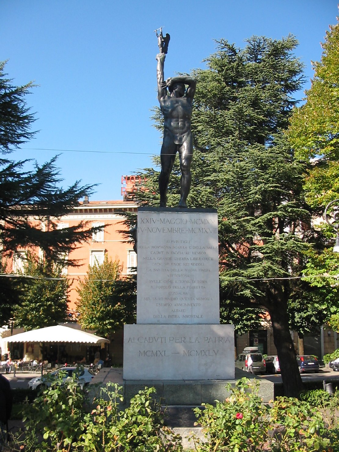 figura del soldato con allegoria della Vittoria (monumento ai caduti - a fontana) di Drei Ercole (sec. XX)