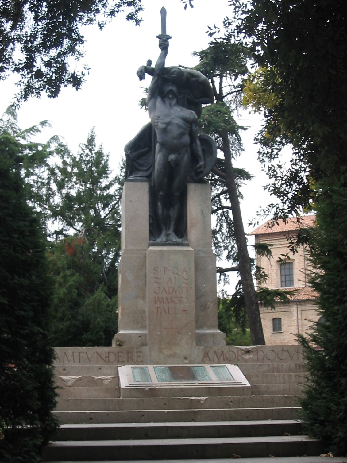 allegoria del soldato come eroe antico (monumento ai caduti - a cippo) di Boifava Bernardino (sec. XX)