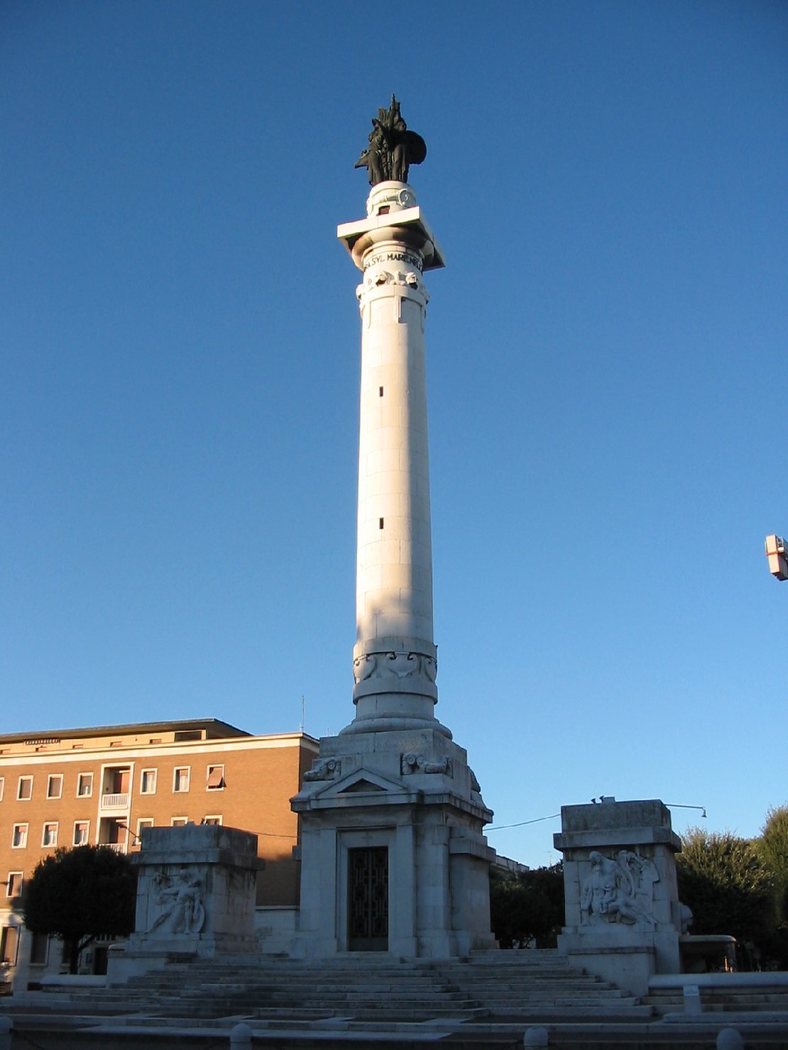 Attacco, Difesa, Sacrificio, Trionfo, allegoria della Vittoria, allegoria del soldato come eroe antico (monumento ai caduti - a colonna) di Bazzani Cesare, Morescalchi Bernardo, Boifava Bernardino (sec. XX)