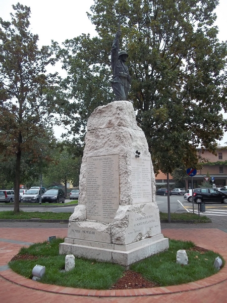 figura di soldato: fante (monumento ai caduti - a cippo) di Borghesani Alfonso (sec. XX)