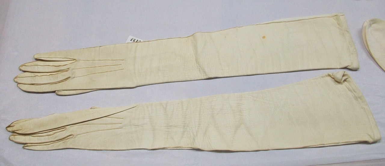 guanti, paio - bottega italiana (inizio sec. XX)