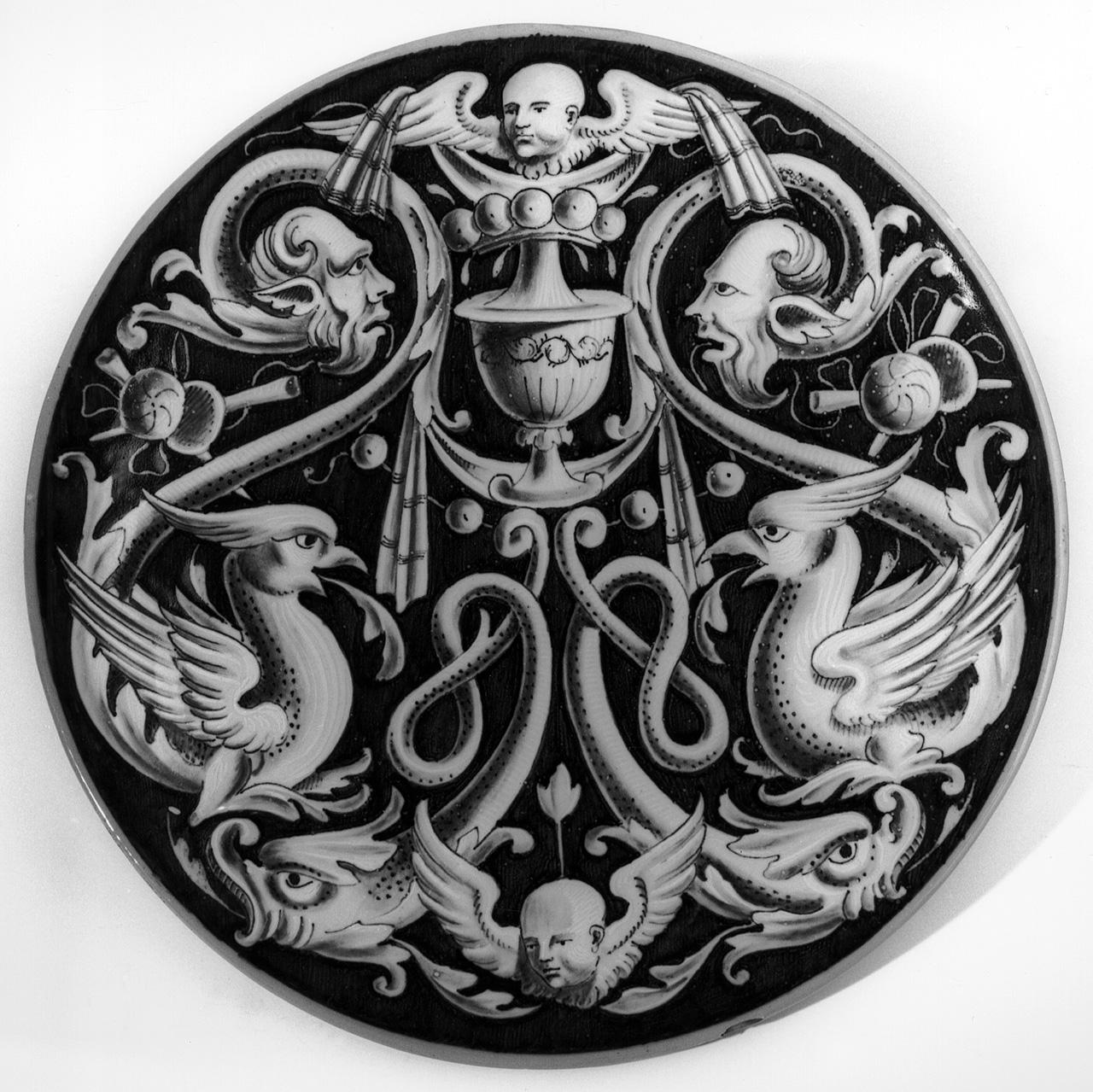 motivi decorativi a grottesche (piatto) - manifattura Ginori di Doccia (seconda metà sec. XIX)