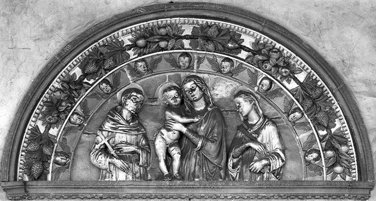 Madonna con Bambino tra San Francesco e Sant'Orsola (rilievo) di Della Robbia Andrea (attribuito) (fine sec. XV)
