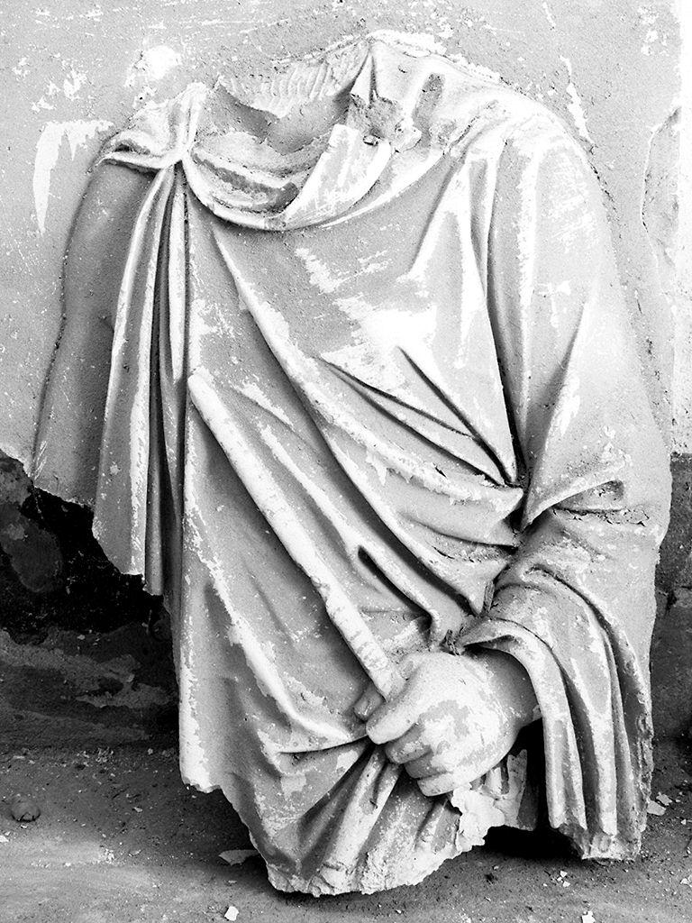figura maschile (rilievo, frammento) - produzione italiana (secc. XIX/ XX)