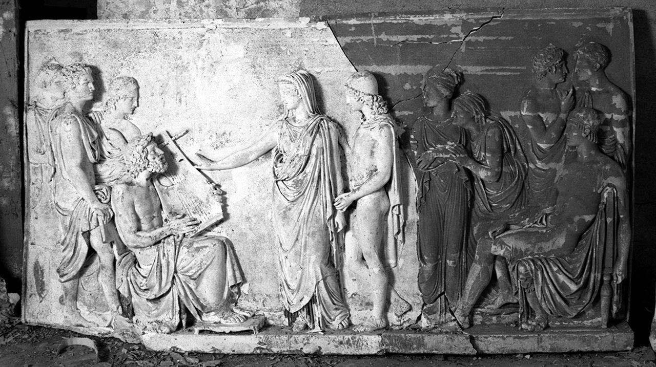 Penelope prega il poeta Femio di non cantare i tristi casi dei Greci (rilievo) di Grazzini Gaetano (sec. XIX)