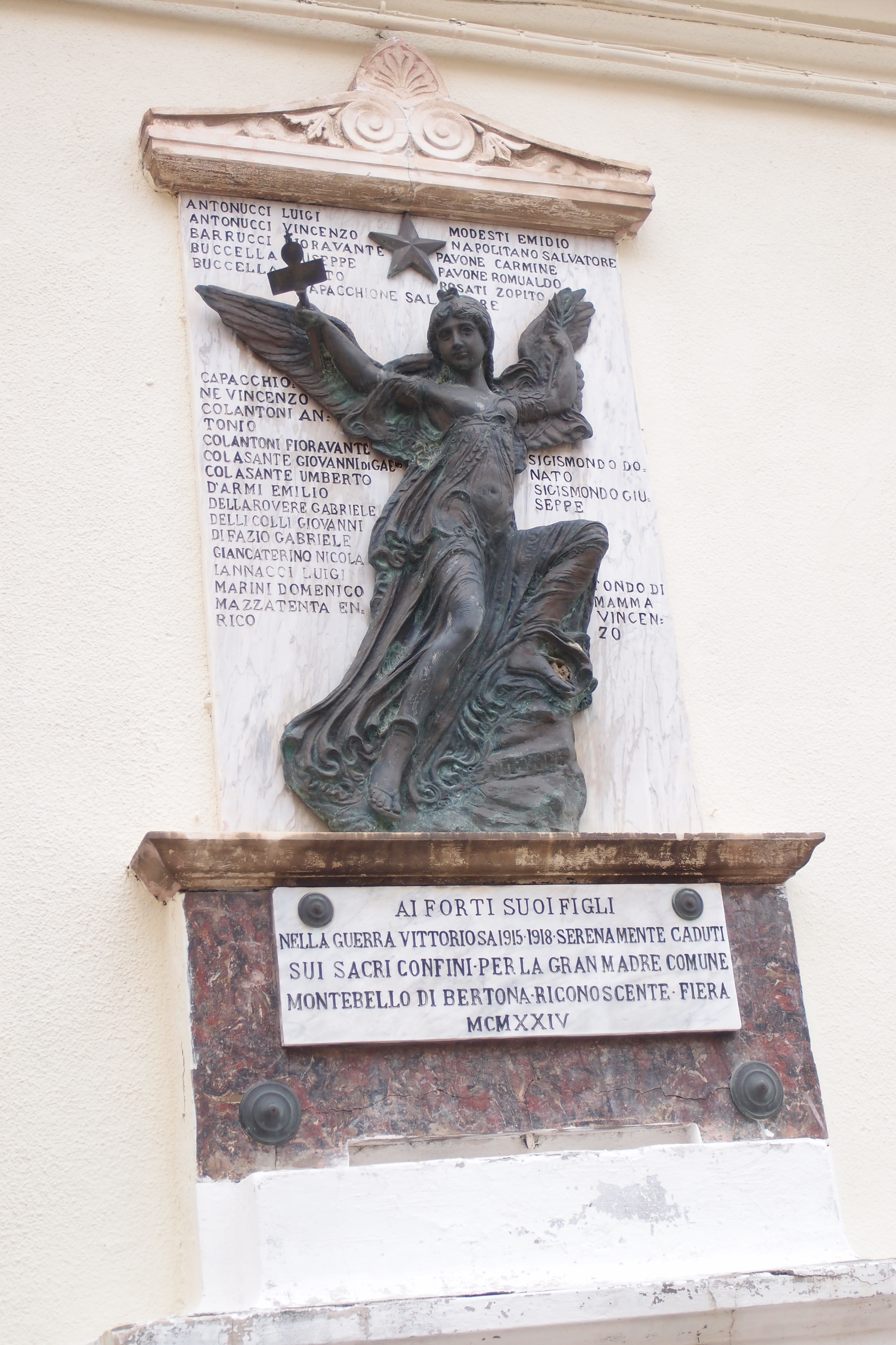 Monumento ai caduti della prima guerra mondiale, allegoria della Vittoria come donna vestita all'antica (monumento ai caduti - a lapide) - ambito abruzzese (sec. XX)