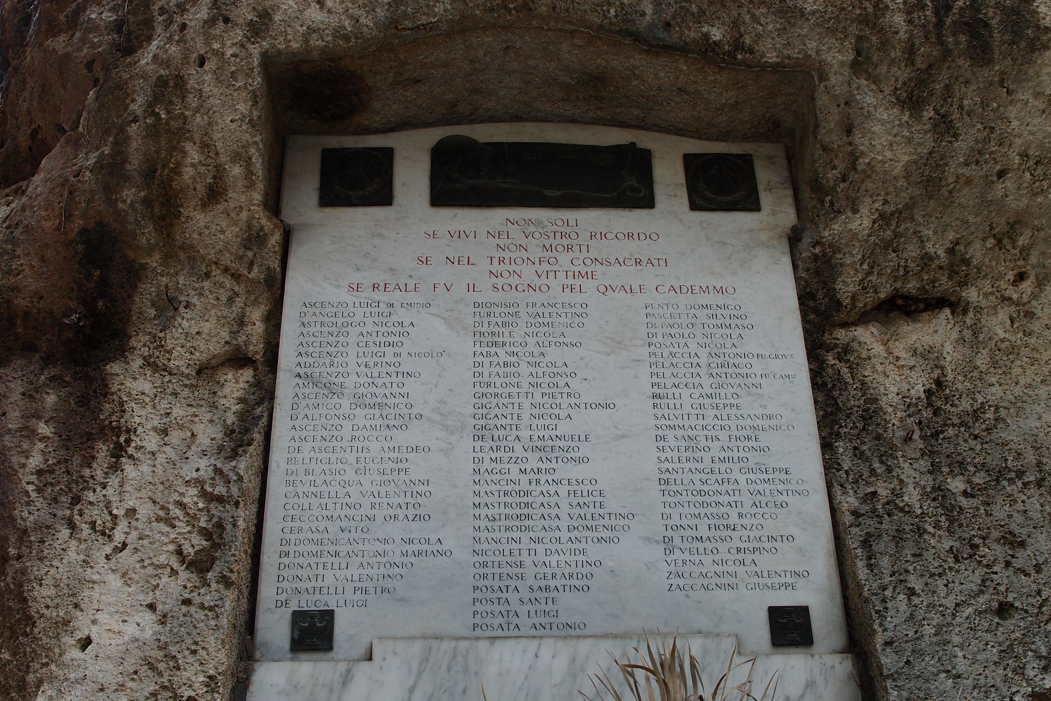 monumento ai caduti, figura del soldato con allegoria della Vittoria (monumento ai caduti - a lapide) di Tamagnini Torquato (prima metà sec. XX)