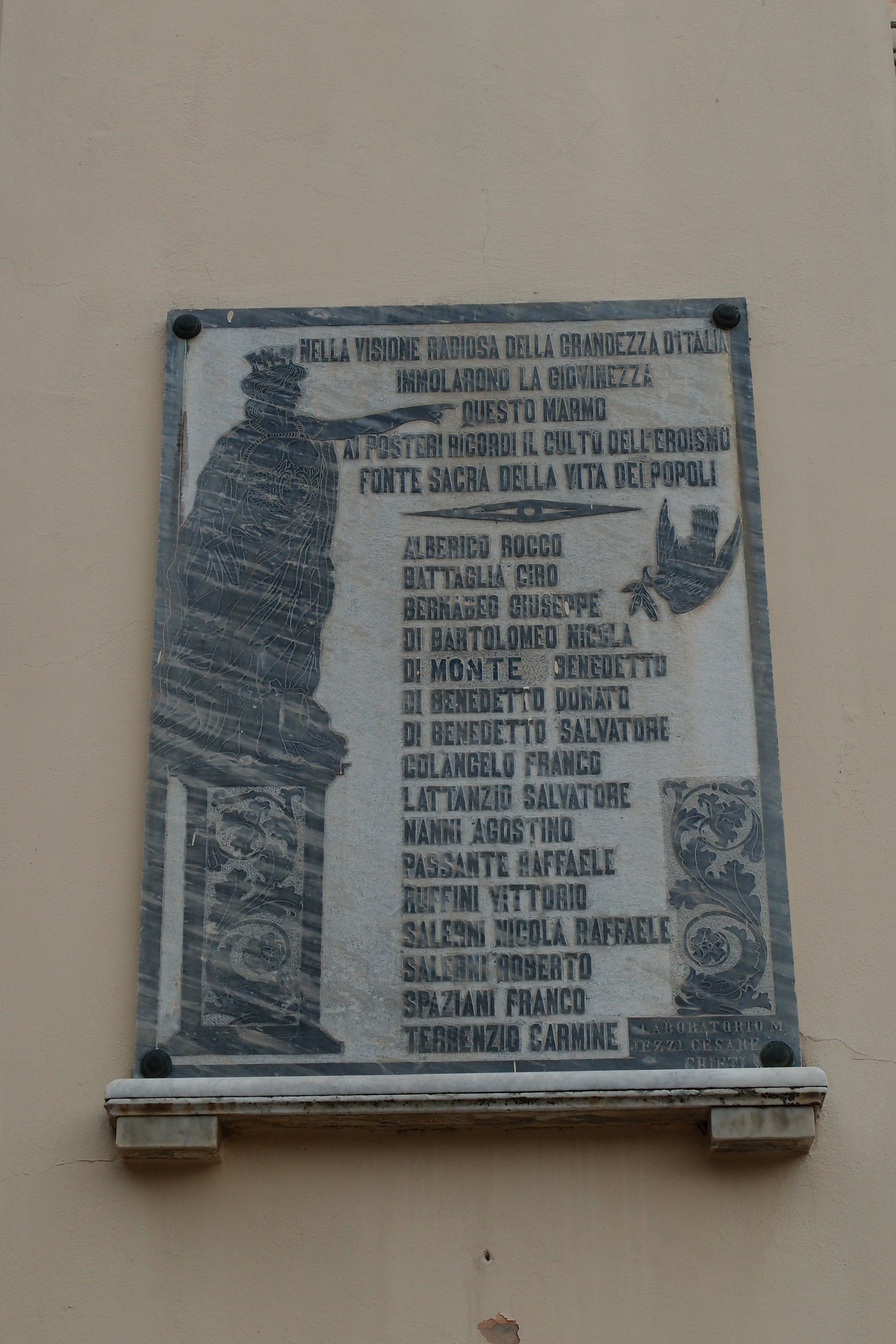 Monumento ai caduti, Allegoria della Patria che premia i soldati caduti con la pace (monumento ai caduti - a lapide) di Iezzi Cesare - ambito abruzzese (primo quarto sec. XX)