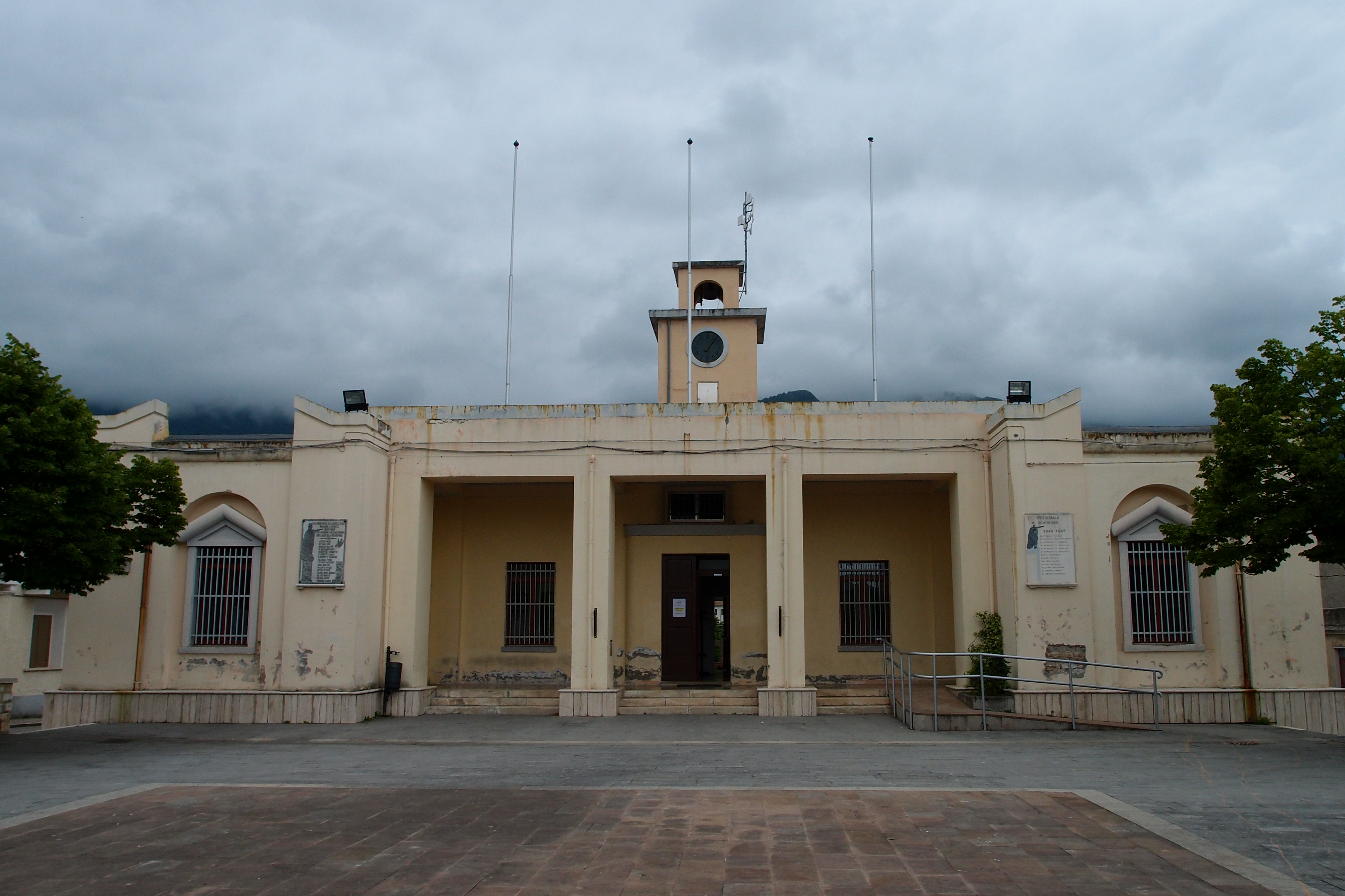 Monumento ai caduti, Allegoria della Patria che premia i soldati caduti con la pace (monumento ai caduti - a lapide) di Iezzi Cesare - ambito abruzzese (primo quarto sec. XX)