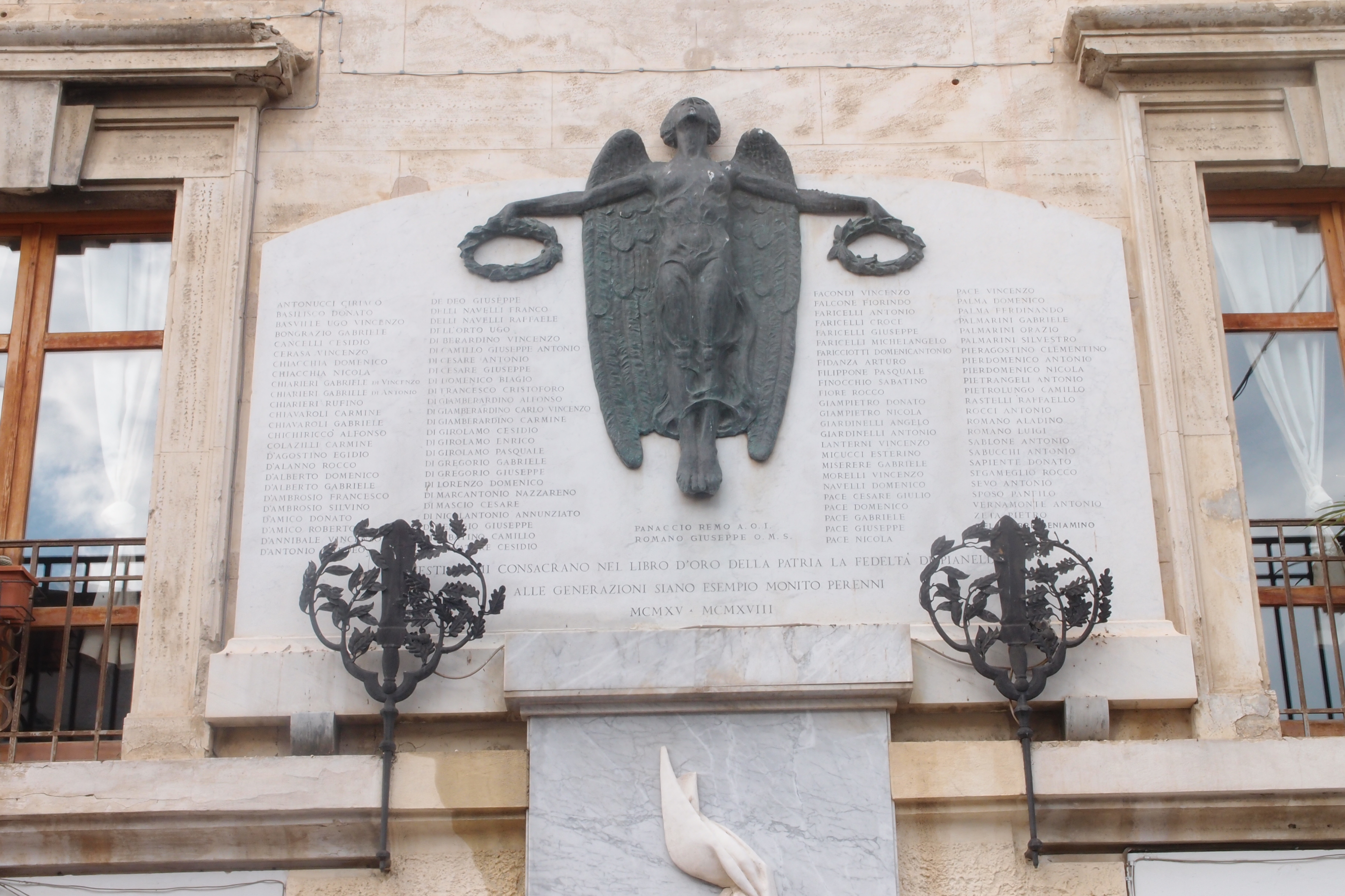 Monumento ai caduti, Allegoria della Vittoria che incorona i soldati caduti (monumento ai caduti - a lapide) di D'Antino Nicola (sec. XX)