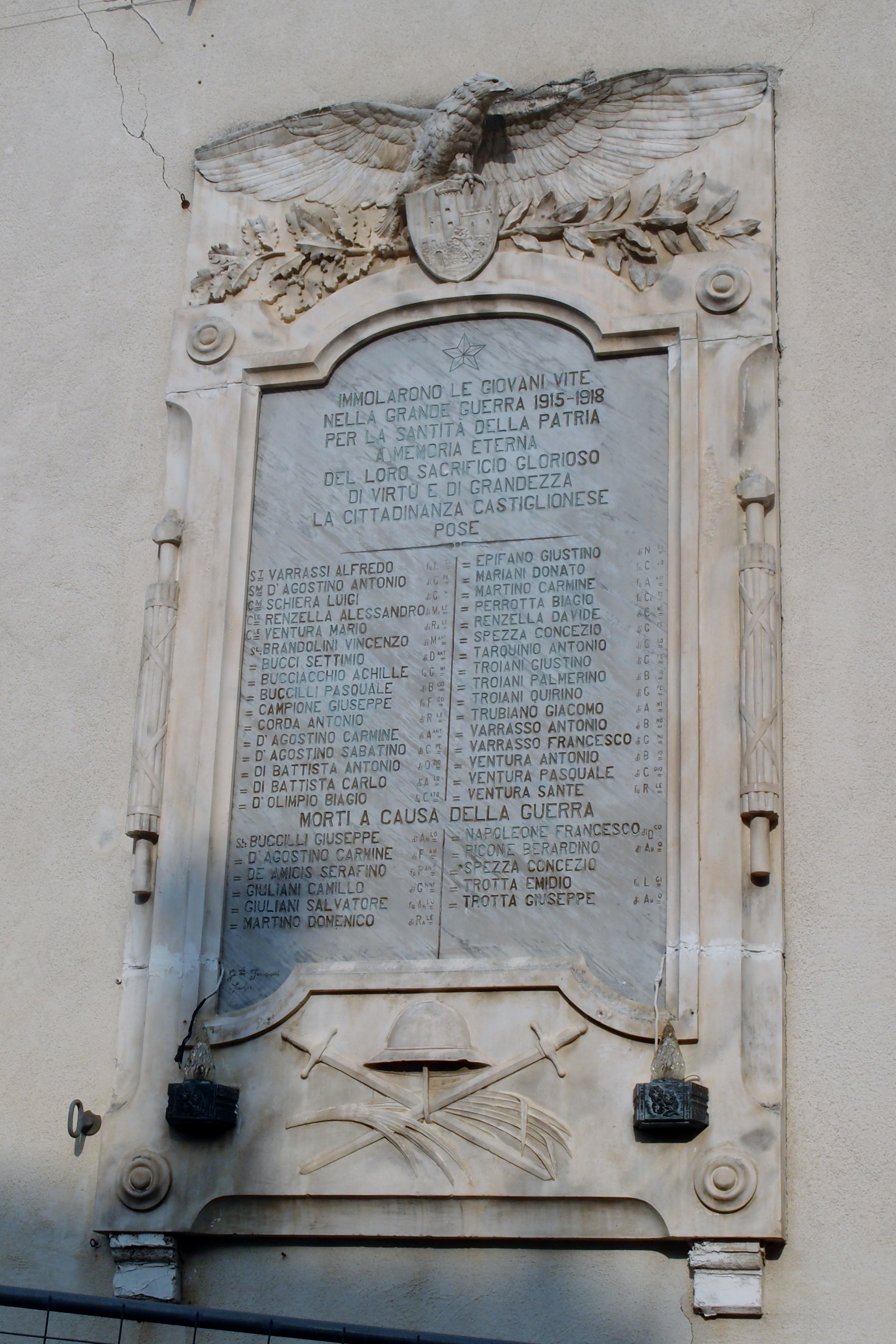 Monumento ai caduti della prima guerra mondiale, Allegoria della Vittoria come aquila (monumento ai caduti - a lapide) di Feneziani Giovanni (sec. XX)