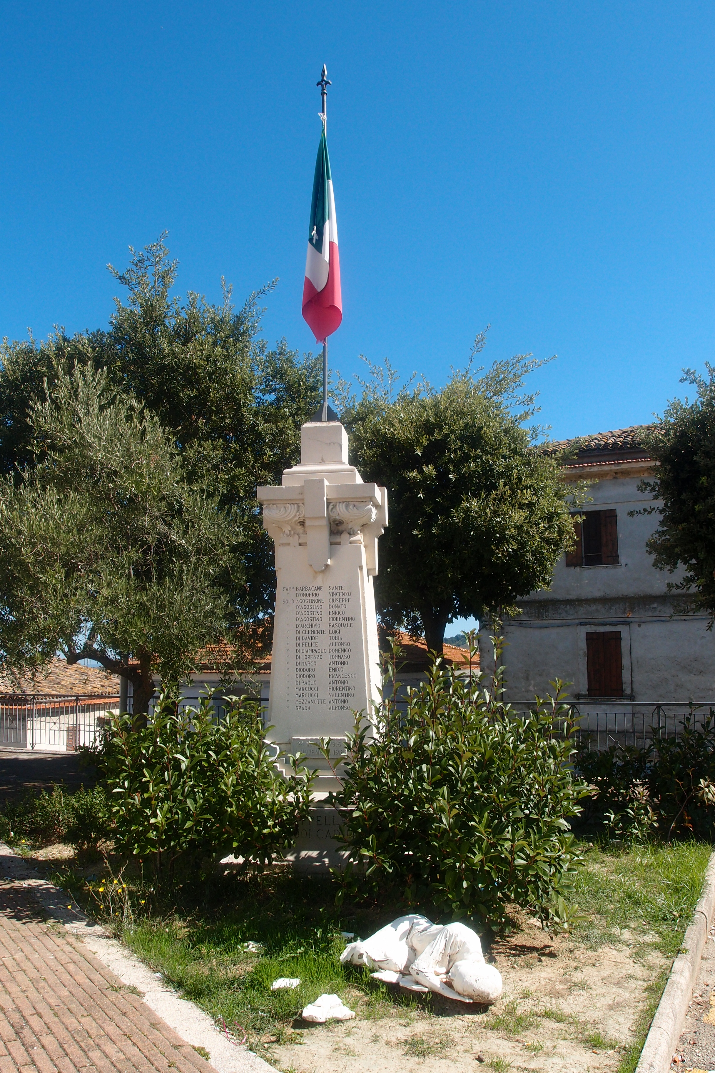 monumento ai caduti - ad obelisco - ambito abruzzese (sec. XX)