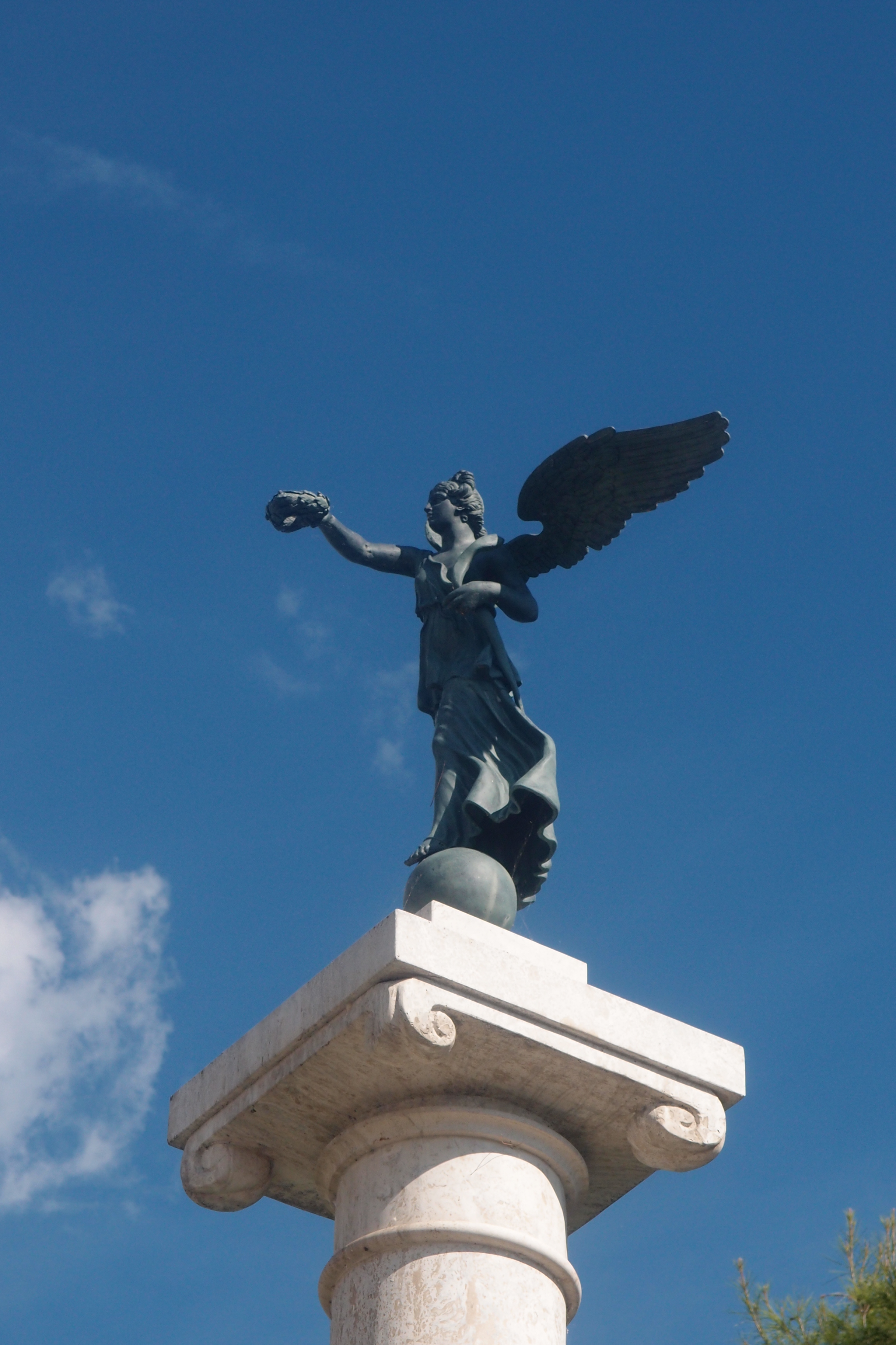 Allegoria della vittoria come donna vestita all’antica che incorona i nomi dei soldati caduti (scultura) - ambito abruzzese (sec. XX)