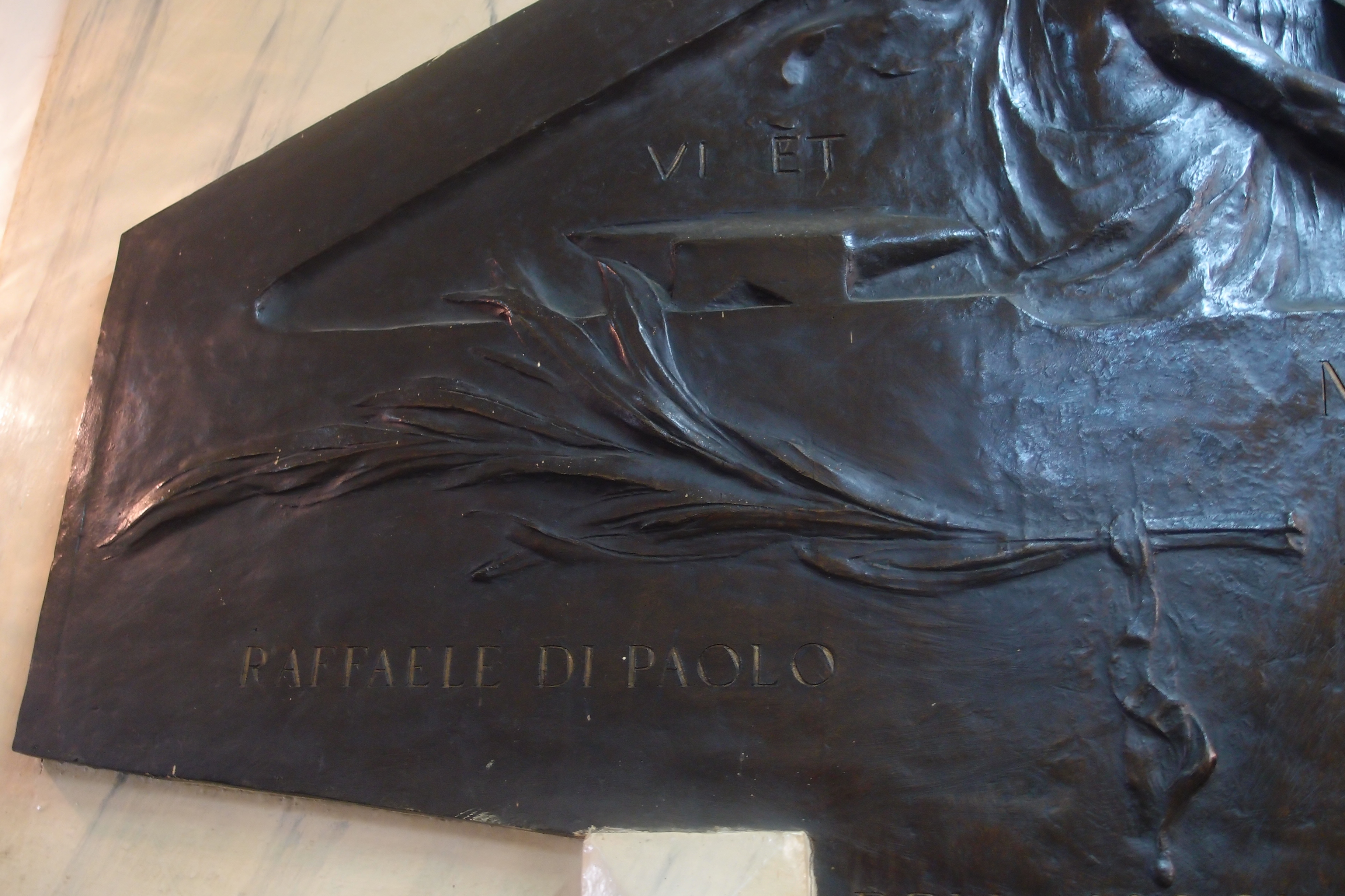 lapide ai caduti della Società Operaia di Mutuo Soccorso di Penne, allegoria della Patria (monumento ai caduti - a lapide) di De Vico Angelo (sec. XX)