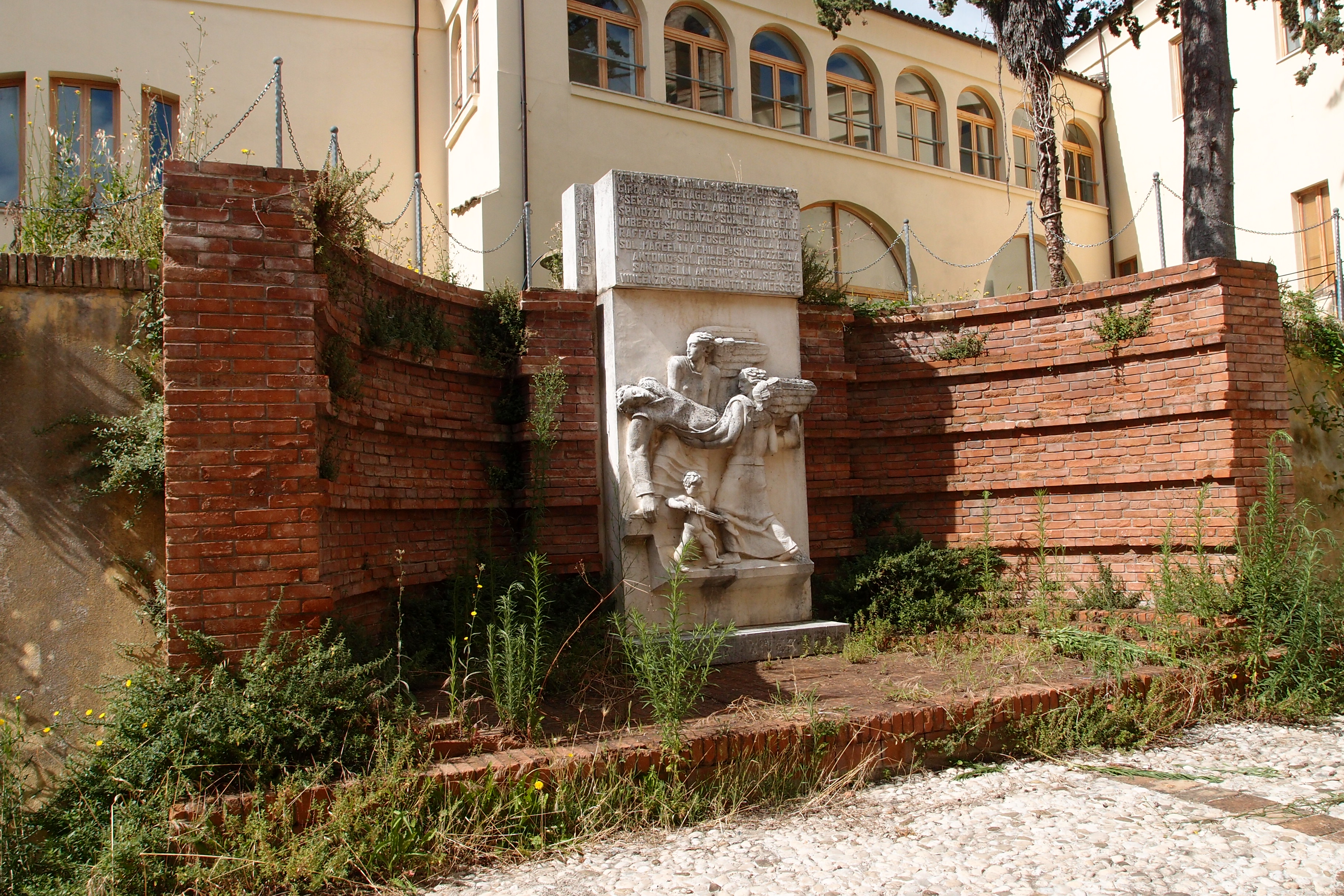 allegoria della morte del soldato (monumento ai caduti - ad emiciclo) di Bigi Renato (sec. XX)