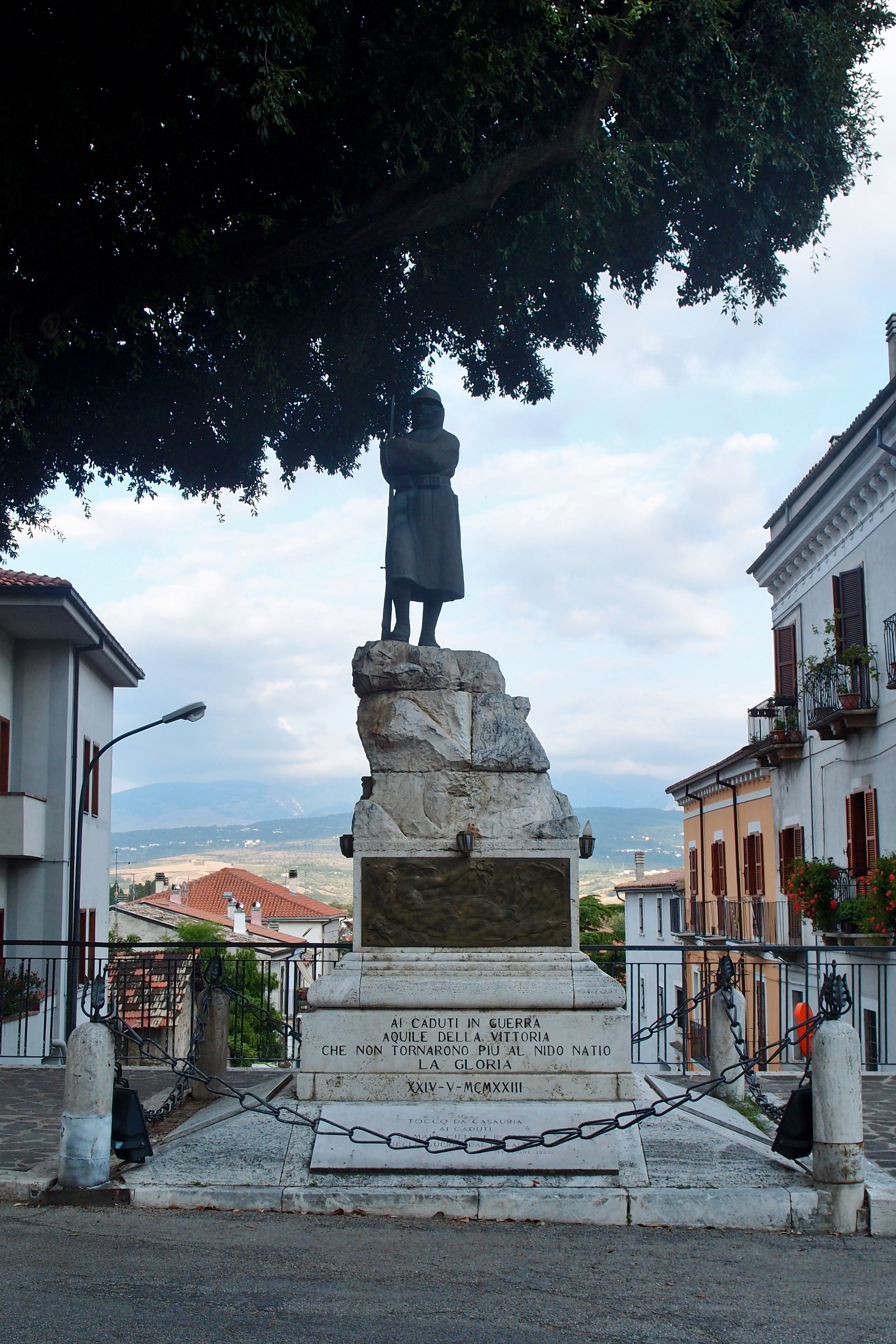 monumento ai caduti, figura di soldato: fante, allegoria della Patria come allegoria della Libertà (monumento ai caduti - a basamento) di Tamagnini Torquato (sec. XX)