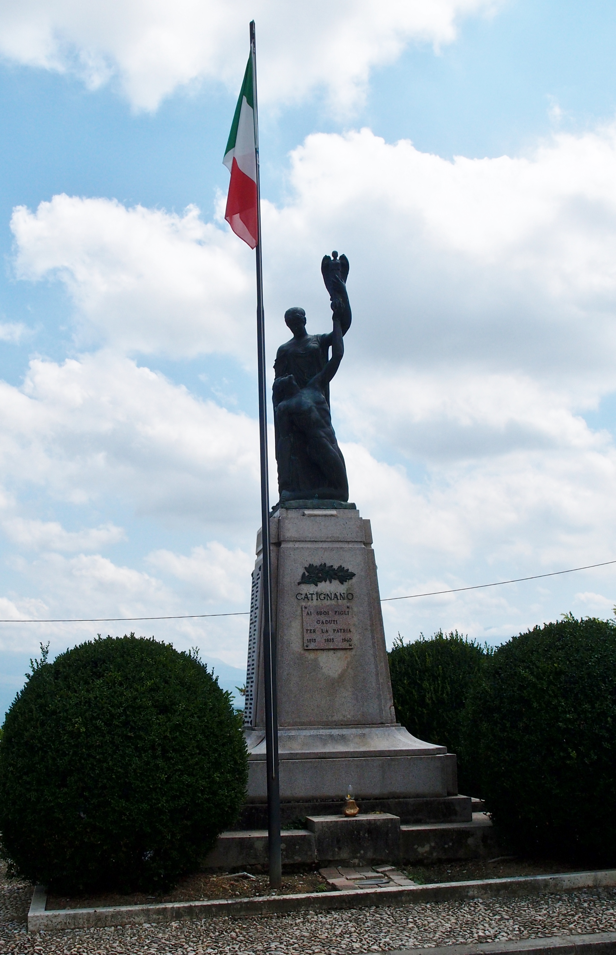 monumento ai caduti, allegoria del sacrificio del soldato per la Patria come donna vestita all’antica e per la Vittoria, allegoria della Vittoria (monumento ai caduti - a basamento) di Roselli Gherardo (sec. XX)